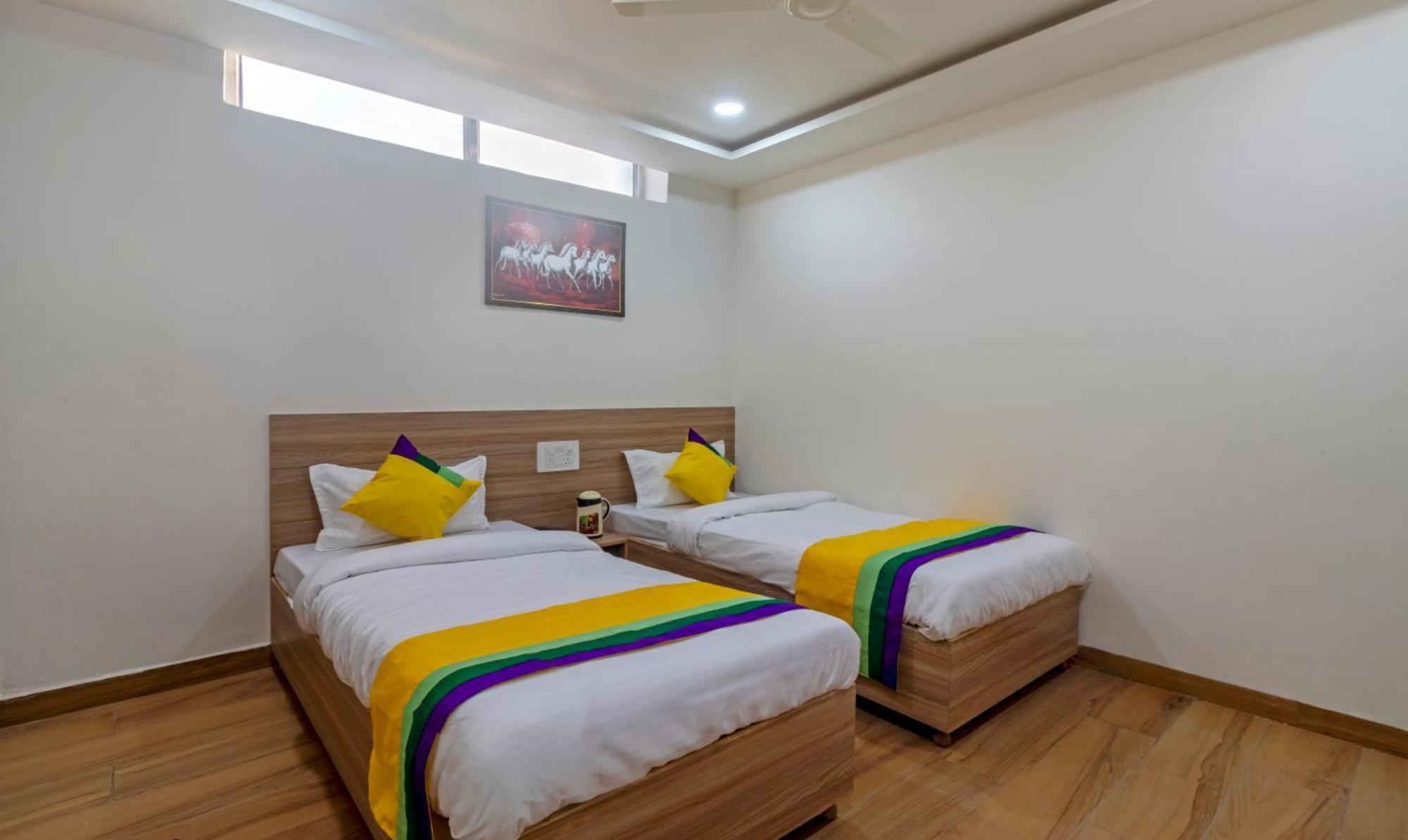 Itsy Hotels Krishna Residency, Govardhan Chauraha ماثورا المظهر الخارجي الصورة